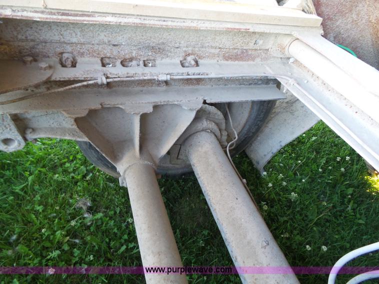 image for item BZ9793 1974 International 1600 grain truck