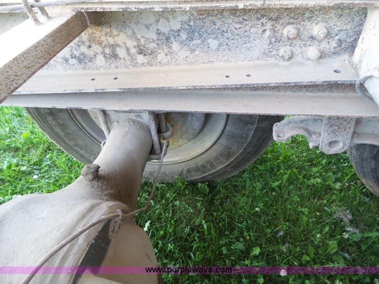 image for item BZ9793 1974 International 1600 grain truck