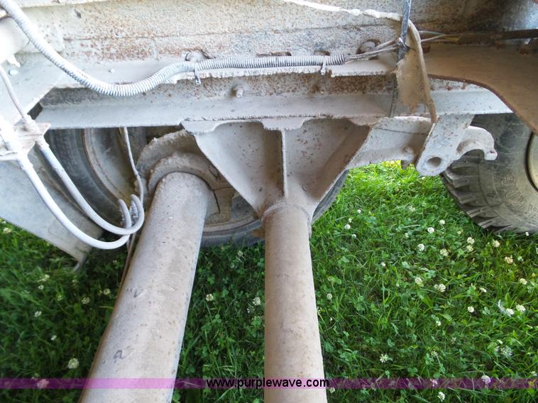 image for item BZ9793 1974 International 1600 grain truck