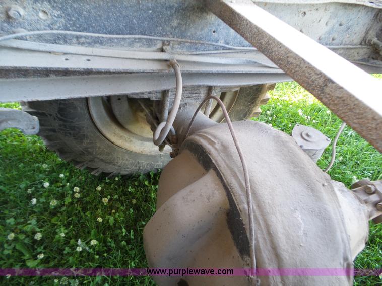 image for item BZ9793 1974 International 1600 grain truck