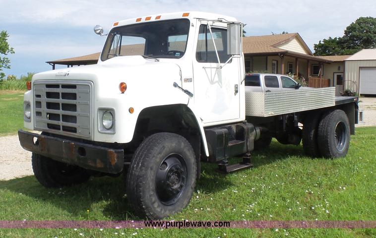 image for item F1601 1986 International S1800 flatbed truck