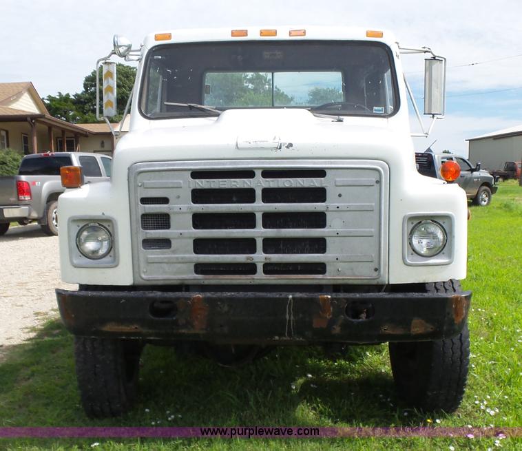 image for item F1601 1986 International S1800 flatbed truck