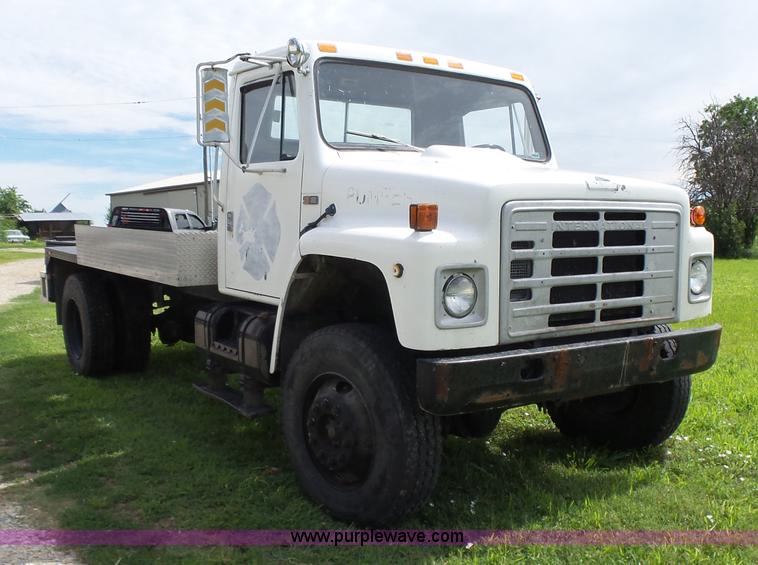 image for item F1601 1986 International S1800 flatbed truck