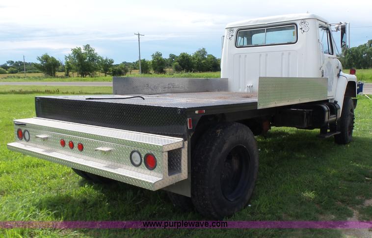 image for item F1601 1986 International S1800 flatbed truck
