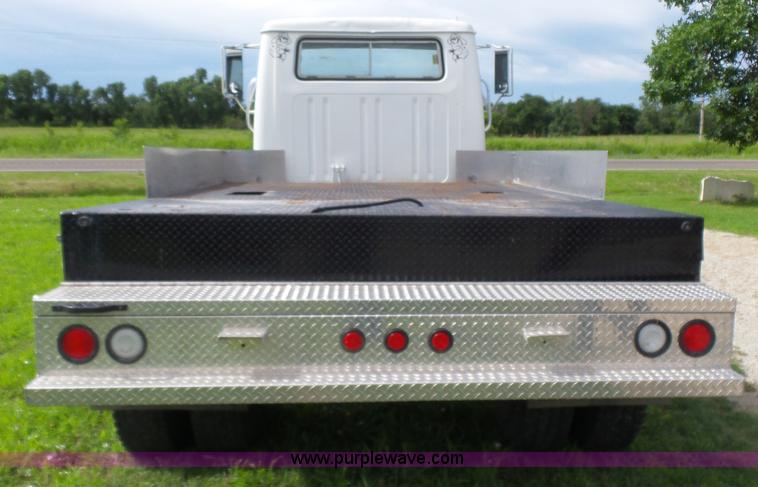 image for item F1601 1986 International S1800 flatbed truck