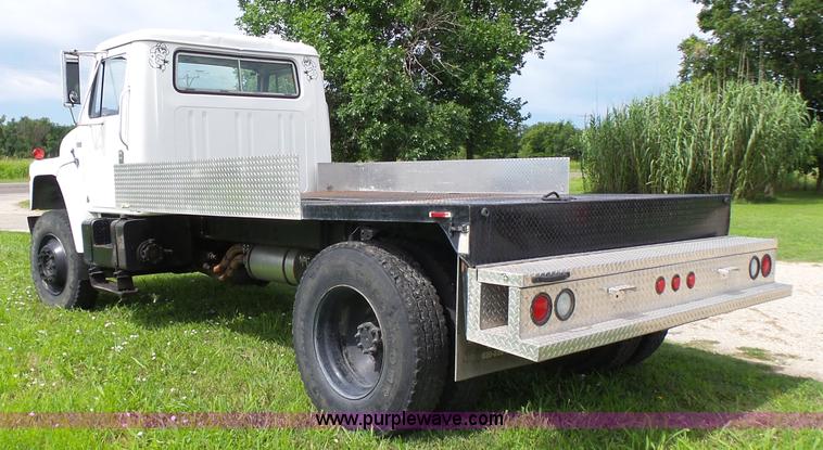 image for item F1601 1986 International S1800 flatbed truck