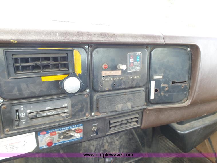 image for item F1601 1986 International S1800 flatbed truck