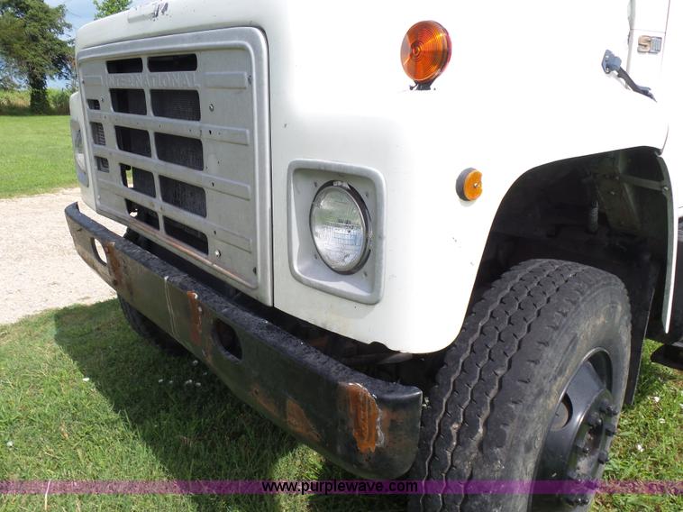 image for item F1601 1986 International S1800 flatbed truck