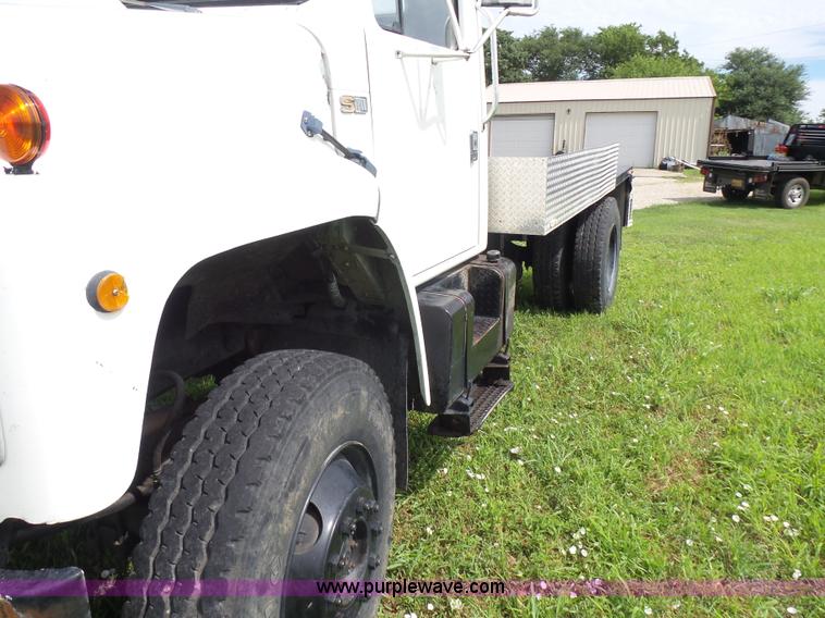 image for item F1601 1986 International S1800 flatbed truck