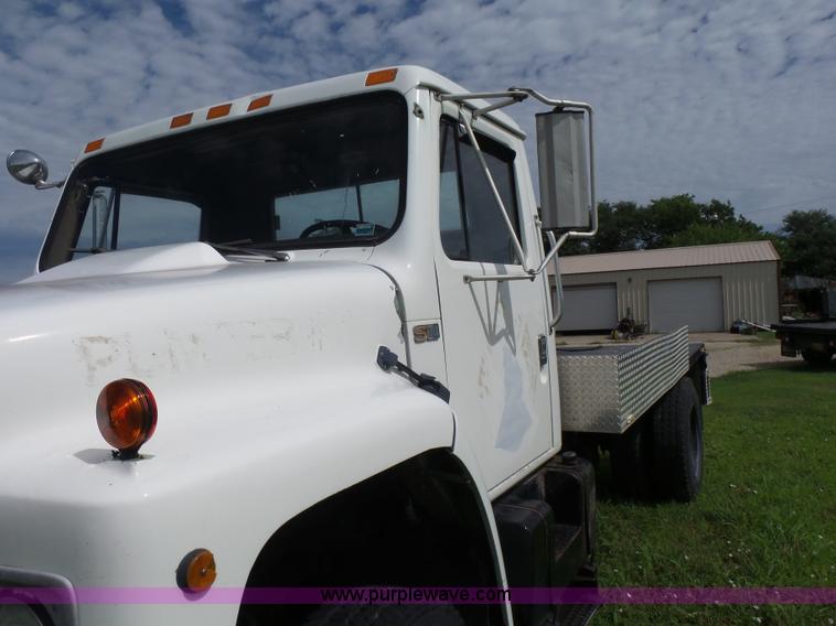image for item F1601 1986 International S1800 flatbed truck