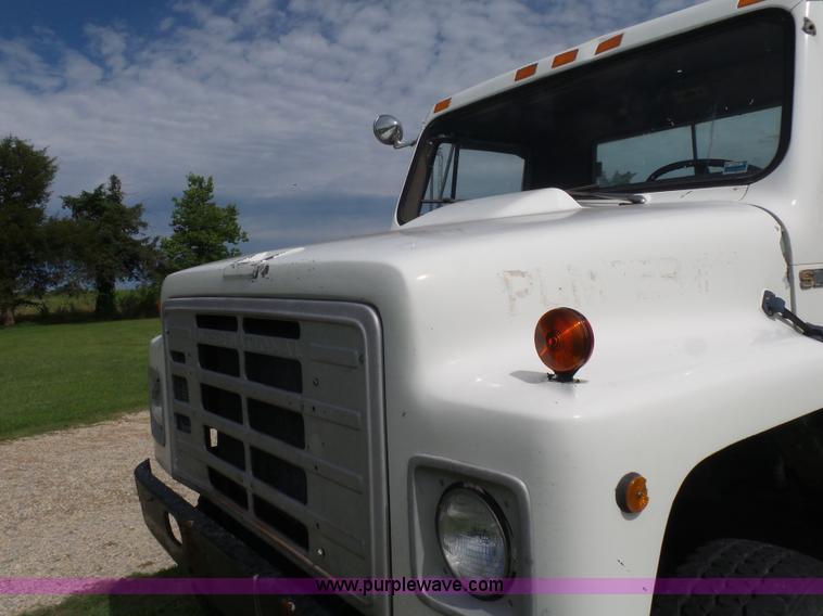 image for item F1601 1986 International S1800 flatbed truck
