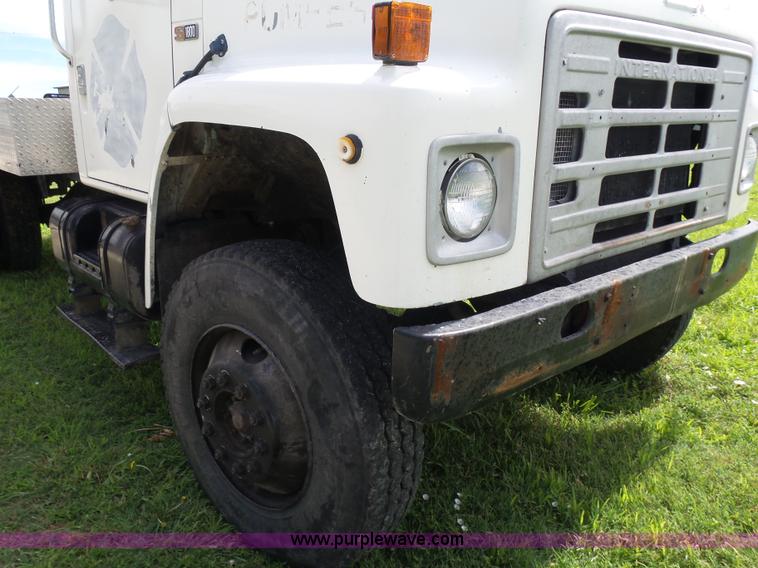 image for item F1601 1986 International S1800 flatbed truck