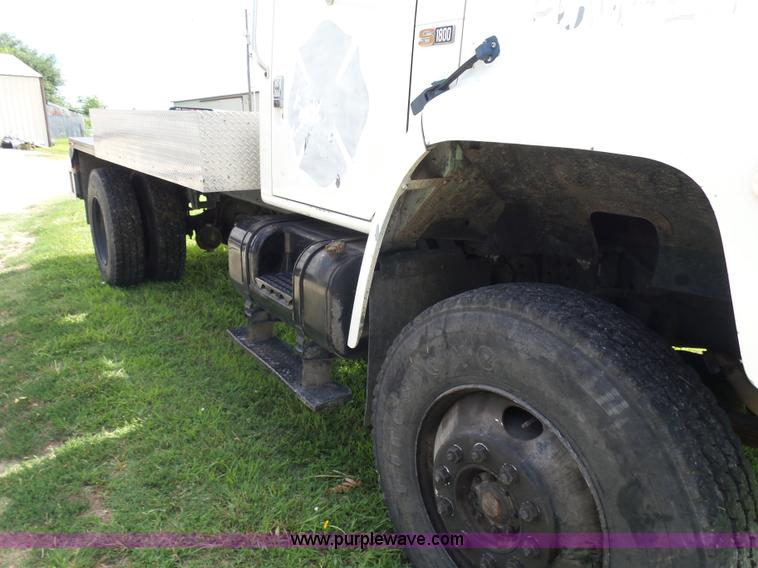 image for item F1601 1986 International S1800 flatbed truck