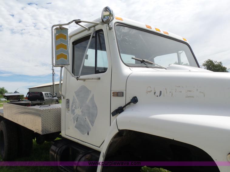 image for item F1601 1986 International S1800 flatbed truck