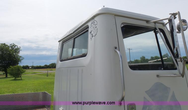 image for item F1601 1986 International S1800 flatbed truck