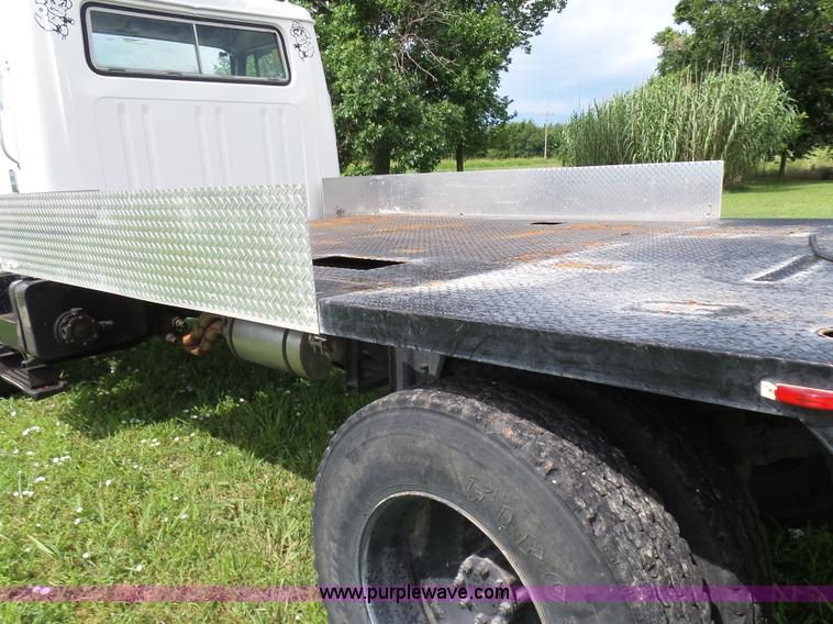 image for item F1601 1986 International S1800 flatbed truck