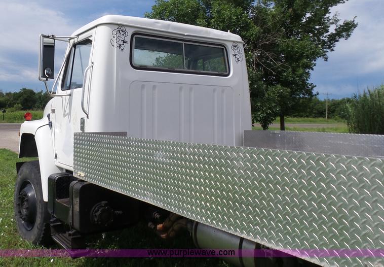 image for item F1601 1986 International S1800 flatbed truck