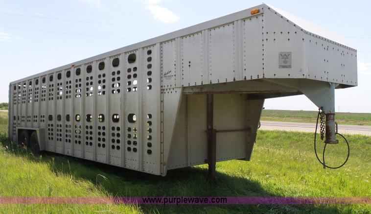 image for item J4840 1989 Wilson PSGN-728 livestock trailer