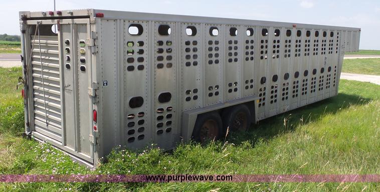 image for item J4840 1989 Wilson PSGN-728 livestock trailer