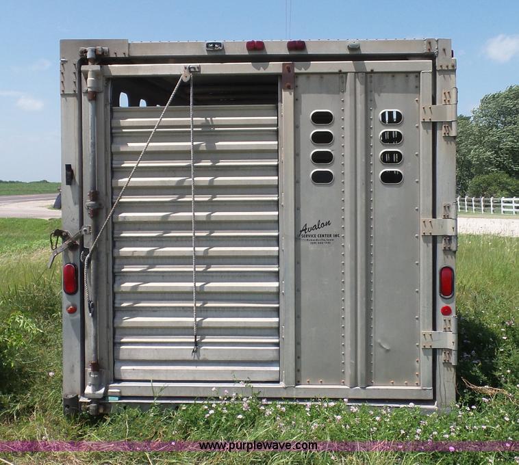 image for item J4840 1989 Wilson PSGN-728 livestock trailer