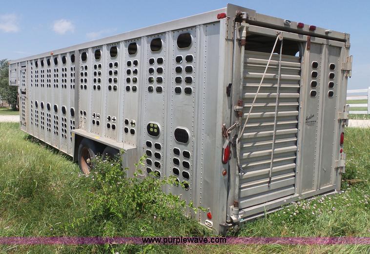 image for item J4840 1989 Wilson PSGN-728 livestock trailer
