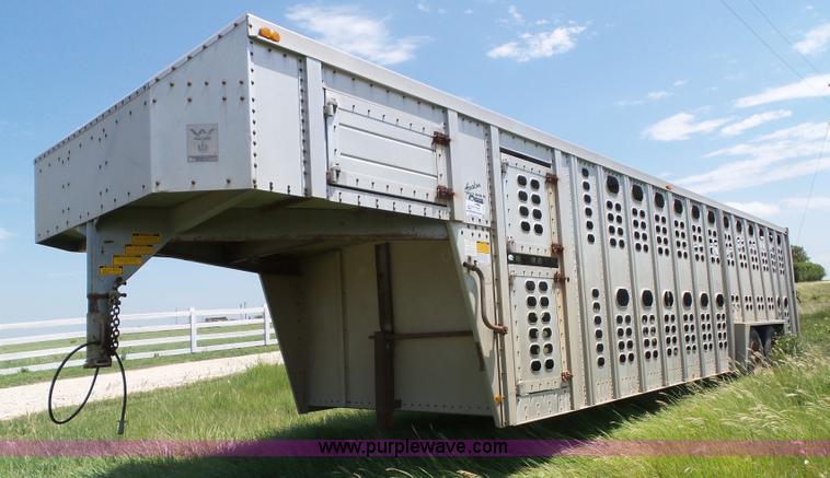 image for item J4840 1989 Wilson PSGN-728 livestock trailer