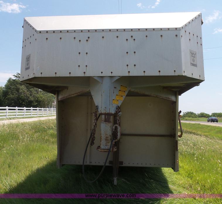 image for item J4840 1989 Wilson PSGN-728 livestock trailer