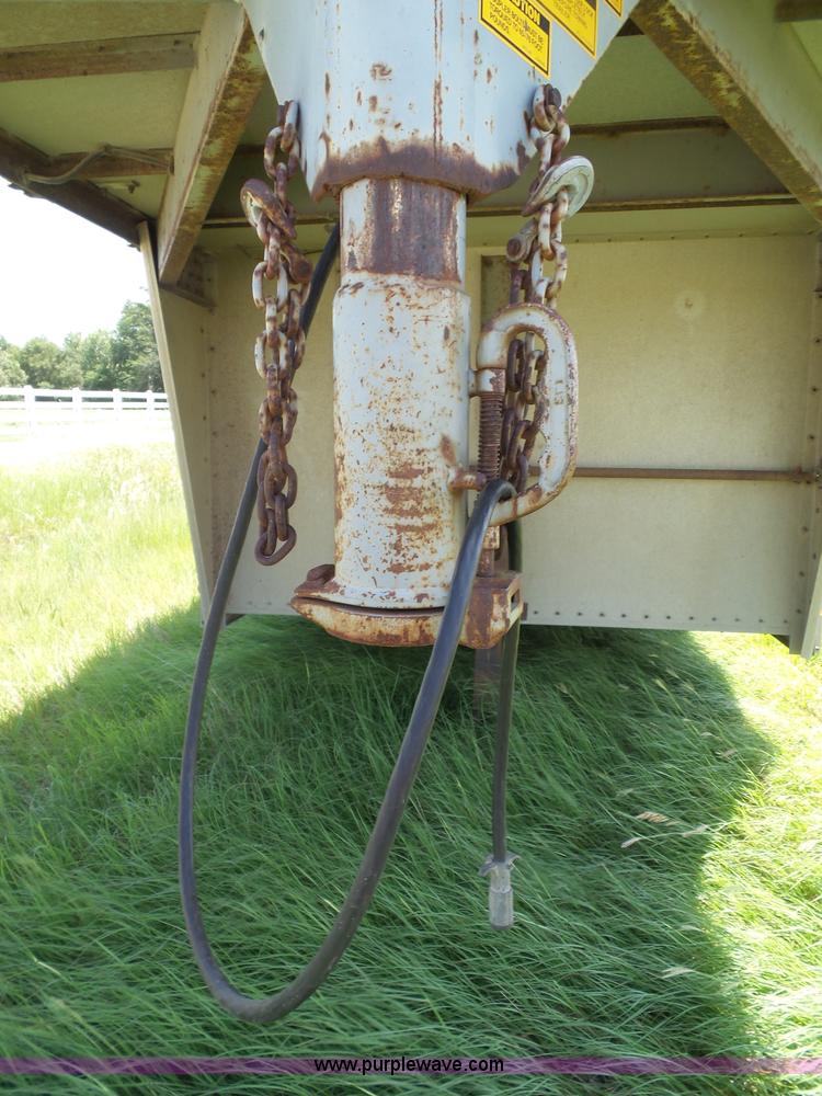 image for item J4840 1989 Wilson PSGN-728 livestock trailer