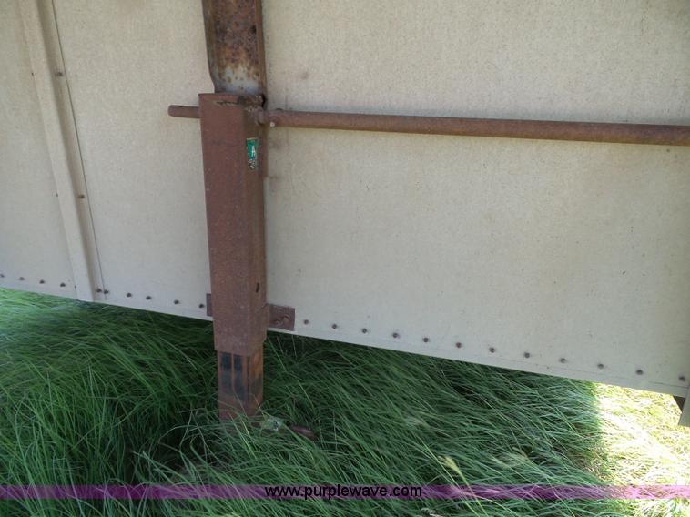 image for item J4840 1989 Wilson PSGN-728 livestock trailer