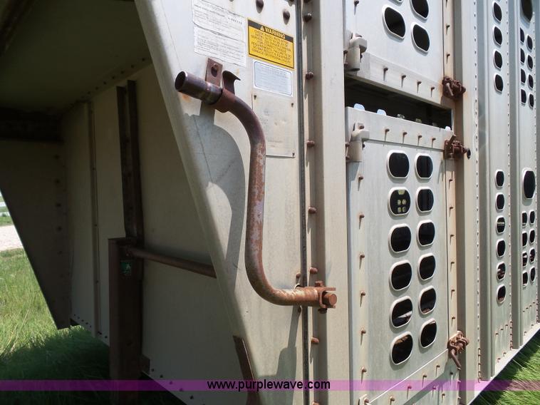 image for item J4840 1989 Wilson PSGN-728 livestock trailer