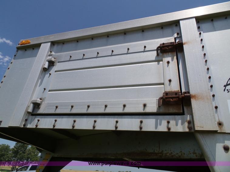 image for item J4840 1989 Wilson PSGN-728 livestock trailer