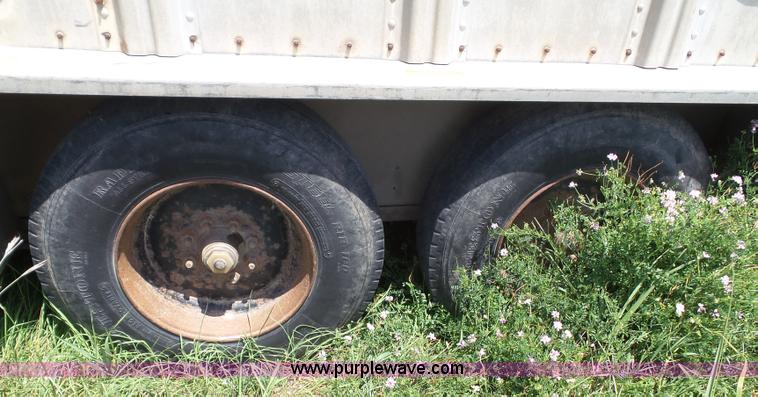 image for item J4840 1989 Wilson PSGN-728 livestock trailer