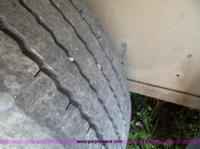 image for item J4840 1989 Wilson PSGN-728 livestock trailer