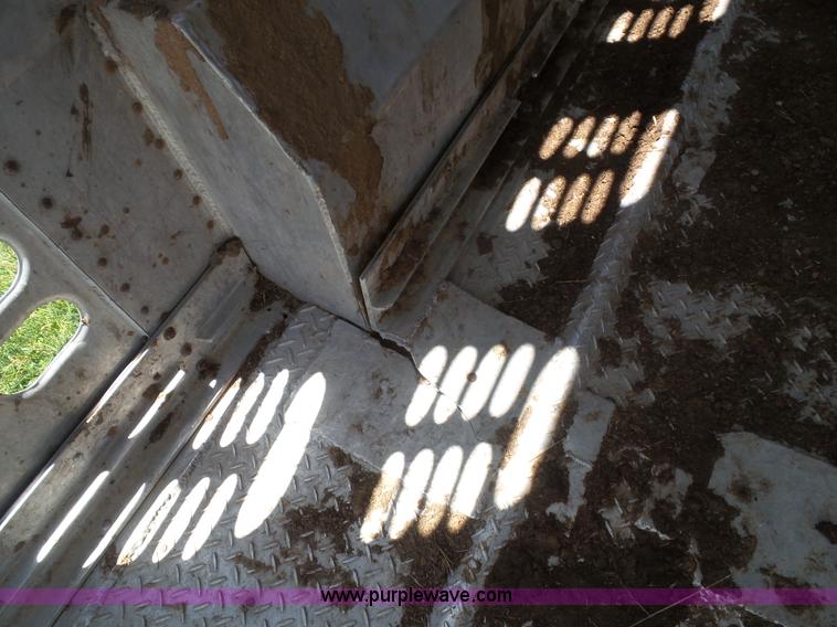 image for item J4840 1989 Wilson PSGN-728 livestock trailer