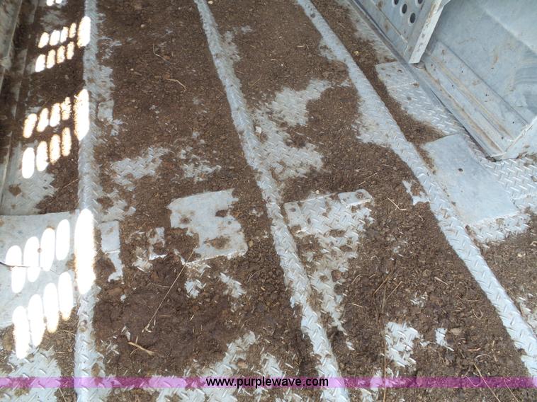 image for item J4840 1989 Wilson PSGN-728 livestock trailer