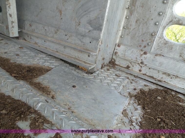 image for item J4840 1989 Wilson PSGN-728 livestock trailer