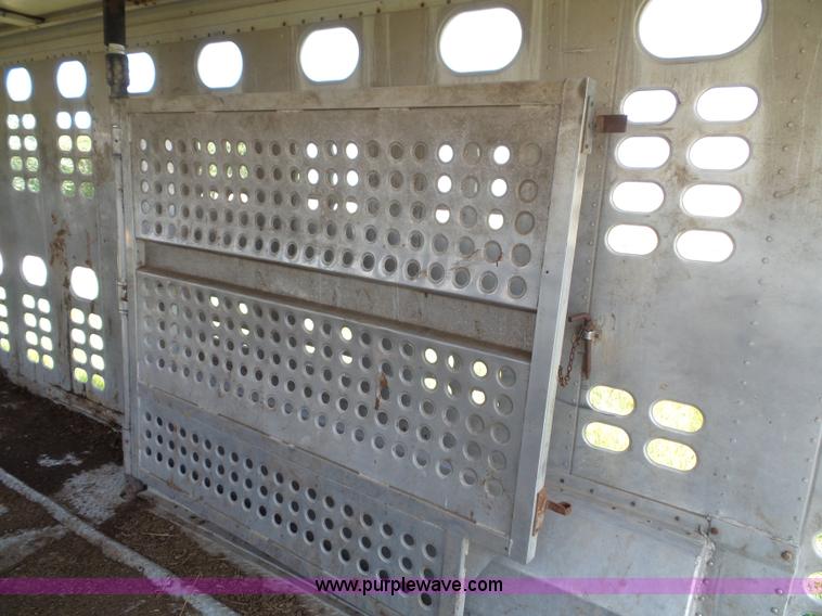 image for item J4840 1989 Wilson PSGN-728 livestock trailer