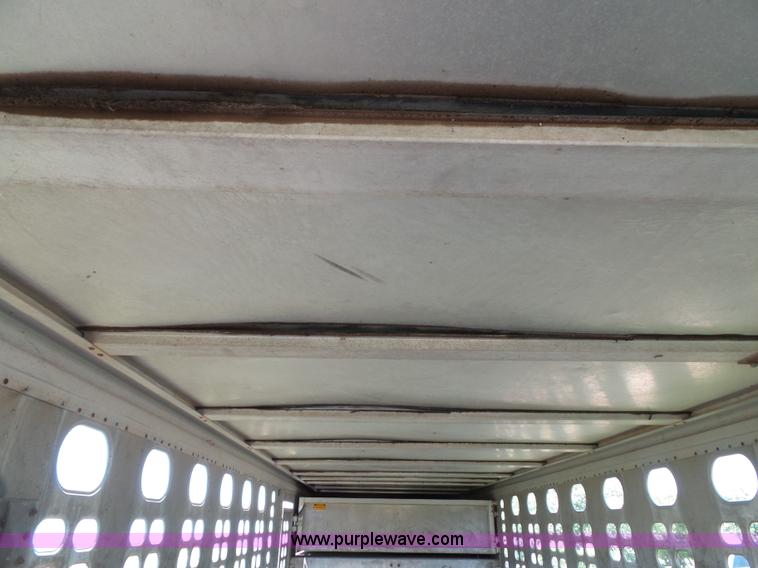 image for item J4840 1989 Wilson PSGN-728 livestock trailer