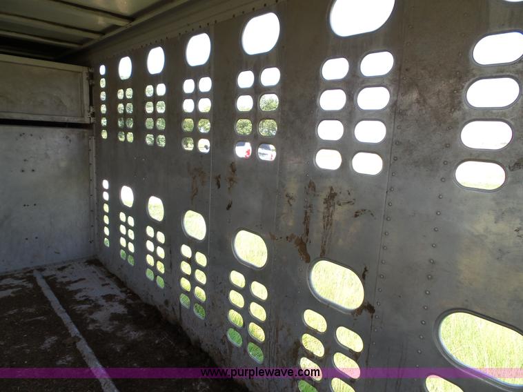 image for item J4840 1989 Wilson PSGN-728 livestock trailer