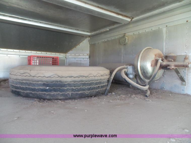 image for item J4840 1989 Wilson PSGN-728 livestock trailer