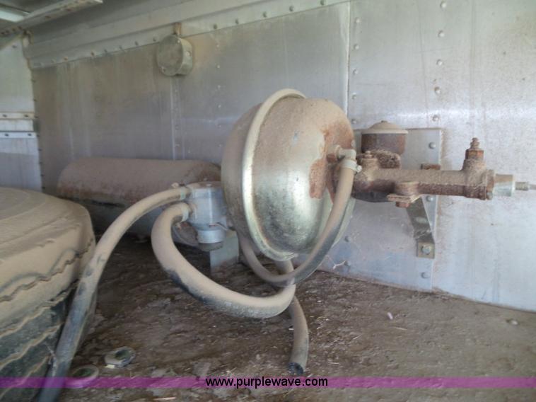 image for item J4840 1989 Wilson PSGN-728 livestock trailer