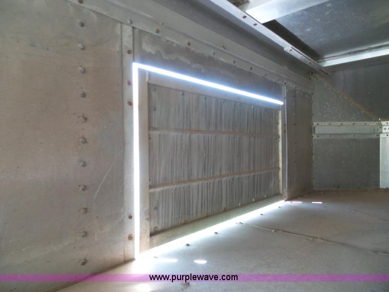 image for item J4840 1989 Wilson PSGN-728 livestock trailer