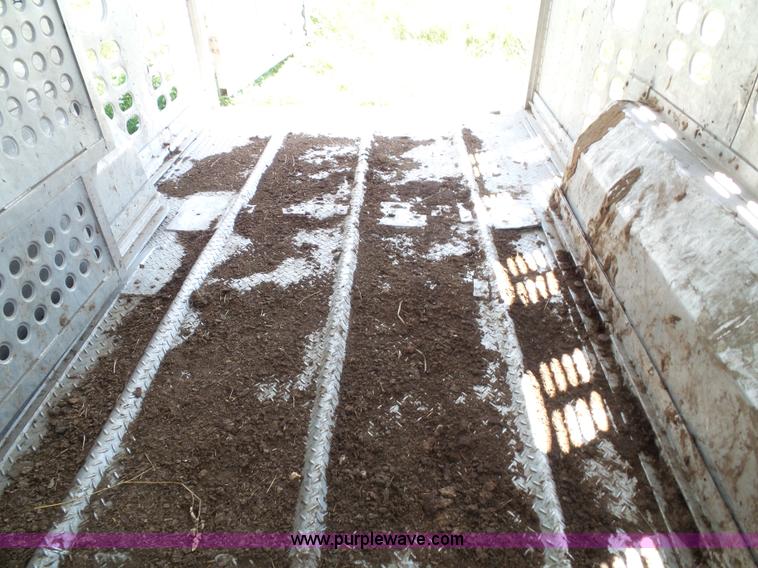 image for item J4840 1989 Wilson PSGN-728 livestock trailer