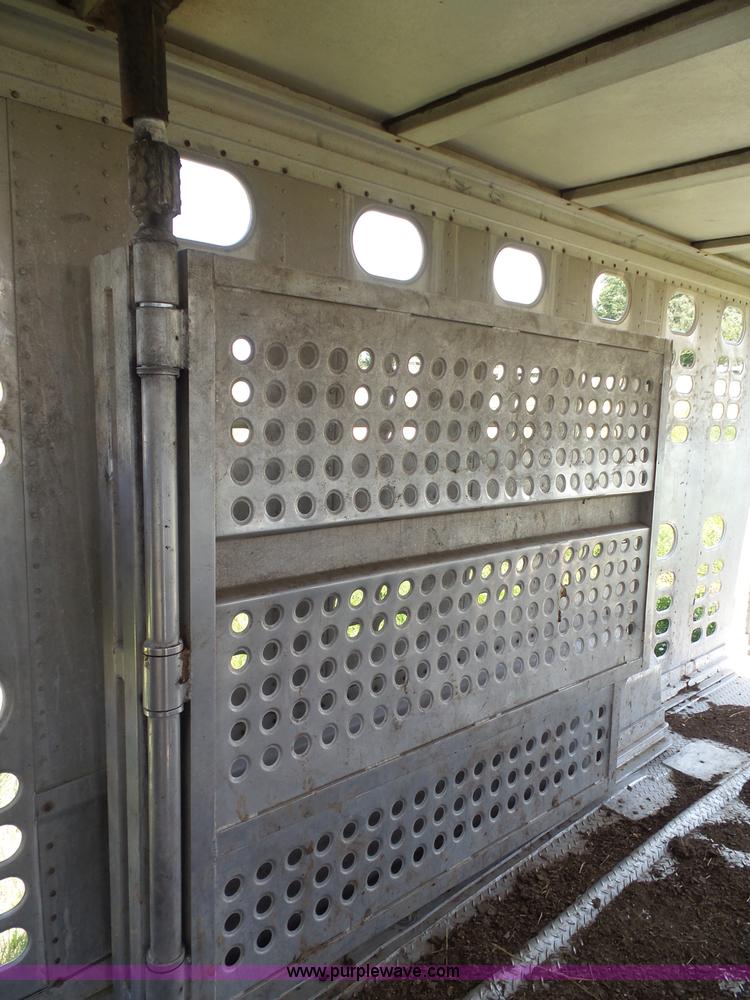 image for item J4840 1989 Wilson PSGN-728 livestock trailer