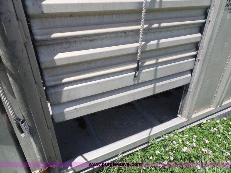 image for item J4840 1989 Wilson PSGN-728 livestock trailer