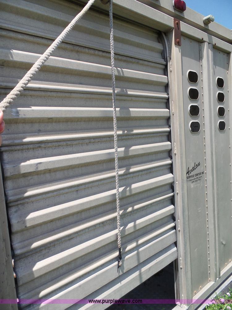 image for item J4840 1989 Wilson PSGN-728 livestock trailer