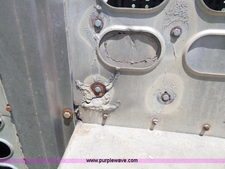 image for item J4840 1989 Wilson PSGN-728 livestock trailer