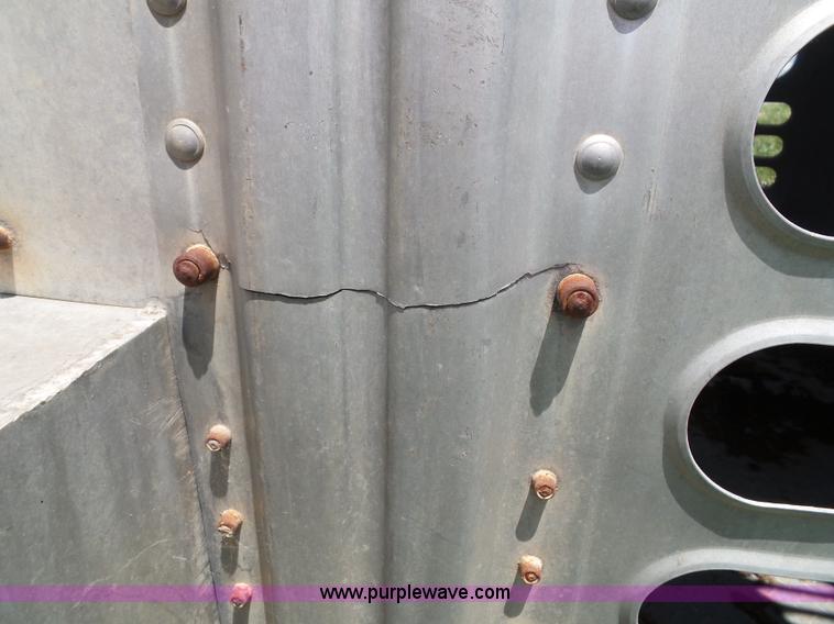 image for item J4840 1989 Wilson PSGN-728 livestock trailer