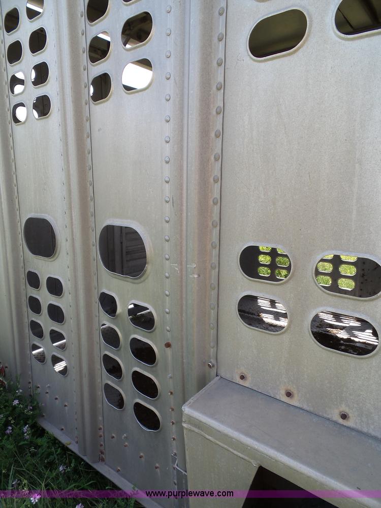 image for item J4840 1989 Wilson PSGN-728 livestock trailer