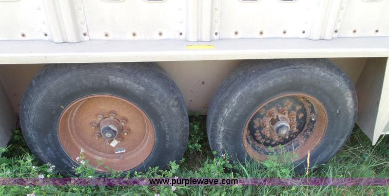 image for item J4840 1989 Wilson PSGN-728 livestock trailer